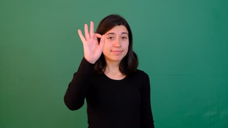 signo de aprobación de la mujer