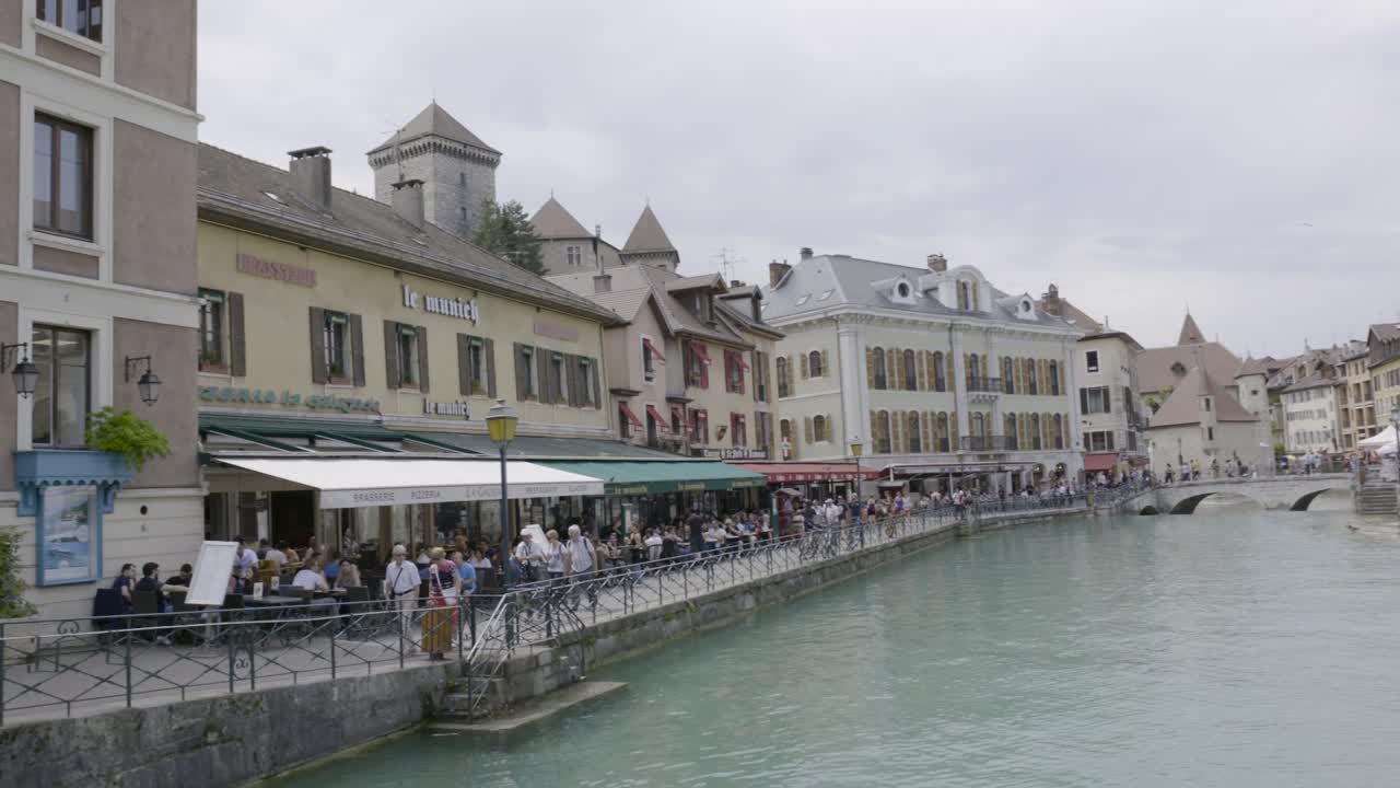 운하와 레스토랑이 있는 매력적인 유럽 도시