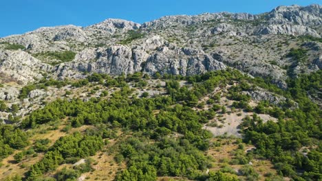 Luftaufnahme-Mit-Der-Kamera,-Die-Auf-Die-Kalksteinbergkette-Von-Biokovo-In-Kroatien-Aufsteigt---Stockvideo