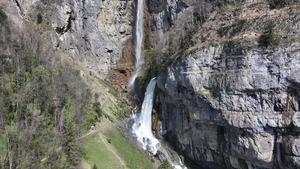 las cataratas de seerenbach, un hipnotizante trío de cascadas escondidas cerca de betlis en la región de amden, cerca de walensee, suiza