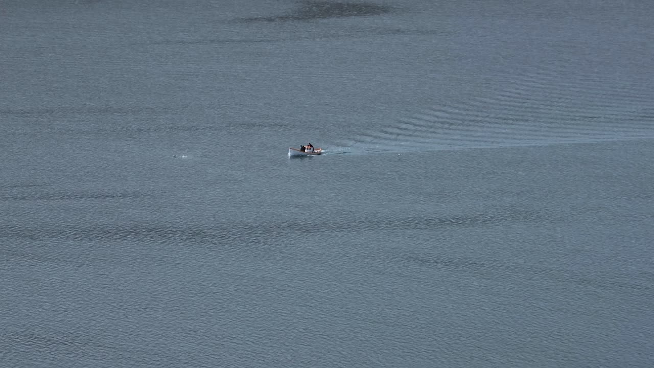 동아이슬란드 물속을 돌진하는 작은 어선