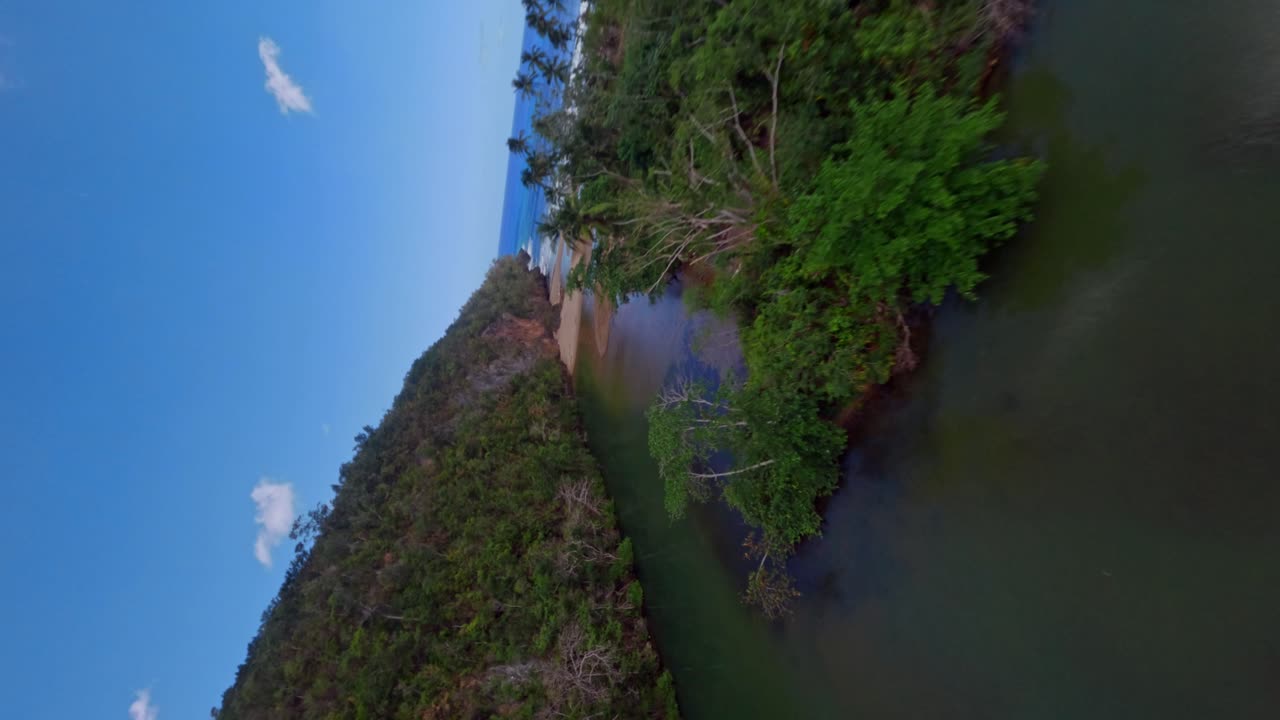 vuelo vertical de aviones no tripulados sobre el río san juan que desemboca en el mar caribe durante el hermoso clima en la república dominicana