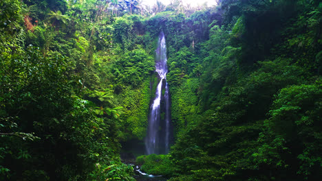 Majestuosa-Cascada-De-Fiji-En-Un-Exuberante-Desfiladero-De-Selva-Tropical-Con-Follaje-Tropical