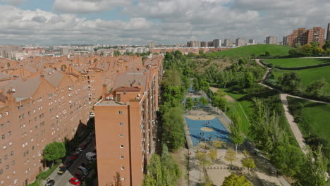 Wunderschöne-Luftaufnahme-Eines-Basketballfeldes-In-Einem-Wohngebiet-In-Madrid-Im-Freien