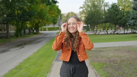 woman felt happy after wearing glasses, casual outfit along the street, static