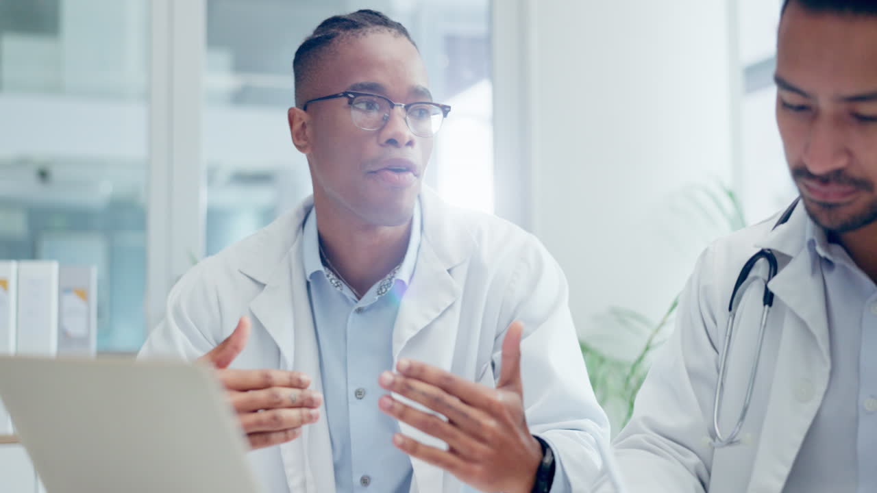 hospital, reunión y médicos en discusión