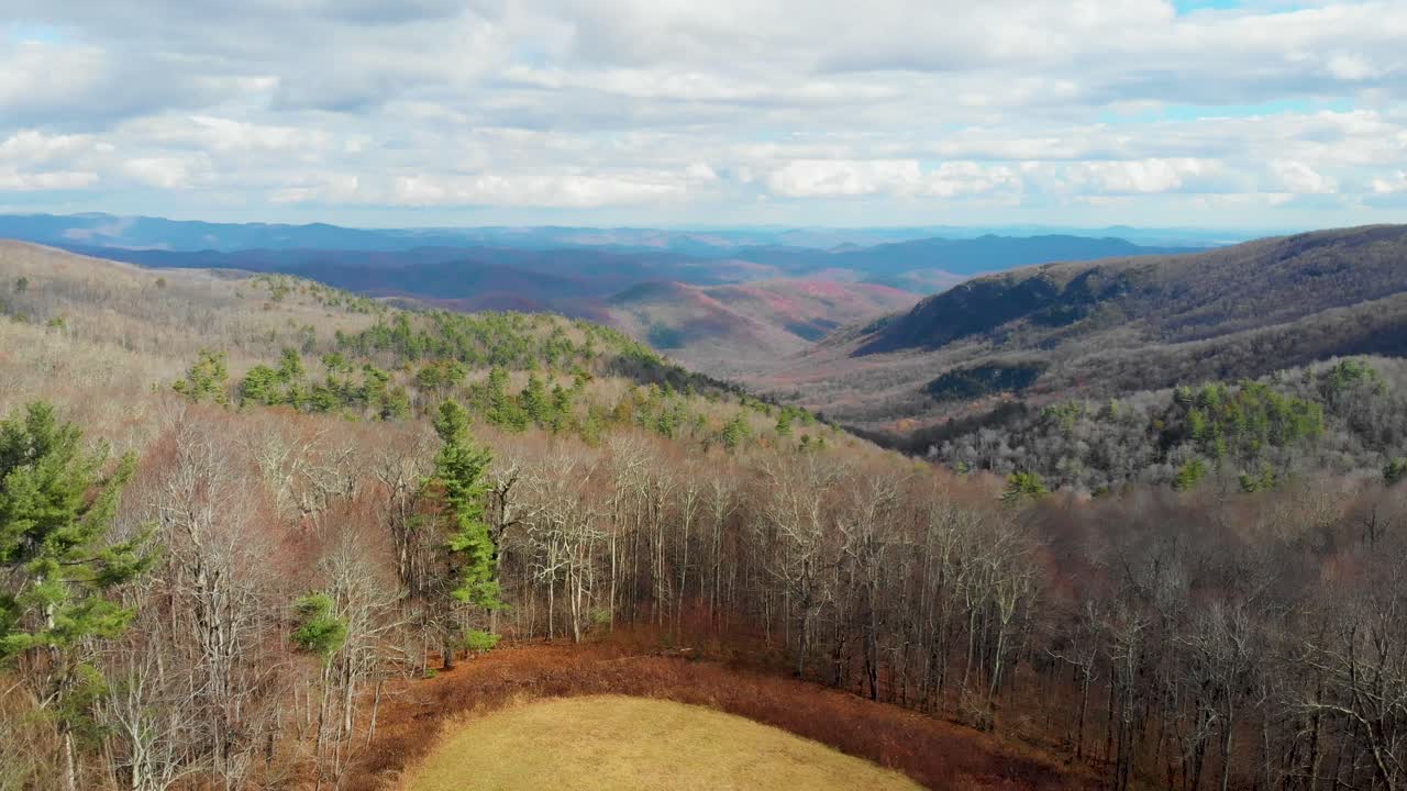 video aéreo de drones de 4k de los acantilados de la cala perdida en la avenida blue ridge cerca de linville, nc