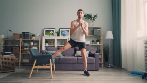 hombre haciendo ejercicio de piernas en casa