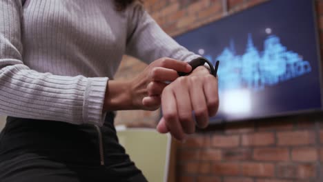 Sección-Intermedia-De-Una-Empresaria-Creativa-Usando-Smartwatch