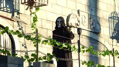 grim reaper waving, spooky halloween party costume, day of the dead