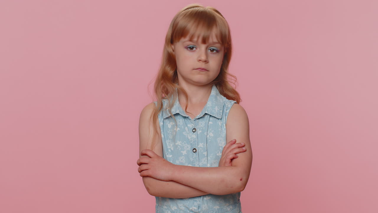 descontento insatisfecho molesto niña sacude la cabeza no, descartar idea desagradable, no como propuesta