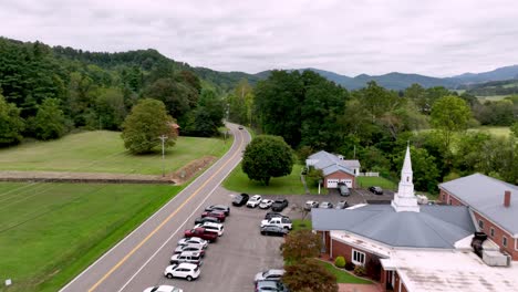 Baptistenkirche-Mit-Vollem-Parkplatz-In-Der-Nähe-Von-Mountain-City,-Tennessee