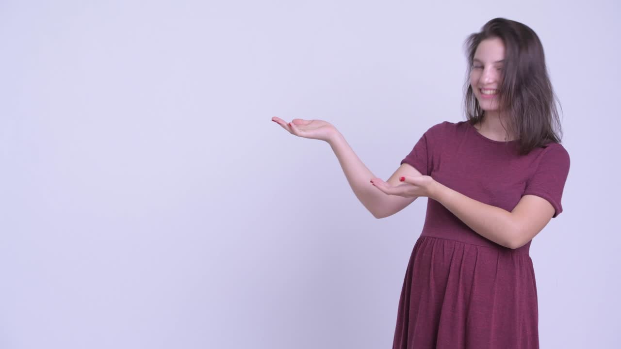 feliz joven hermosa mujer embarazada