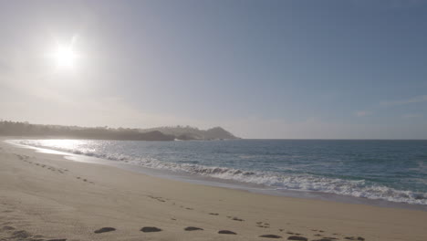 toma en cámara lenta en la playa en un día soleado en marina state beach monterey bay california