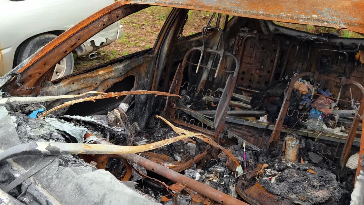el interior del coche quemado.