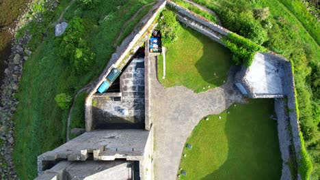 Estructura-De-La-Torre-Del-Castillo-Dunguaire-En-Una-Isla-En-Kinvara,-Galway