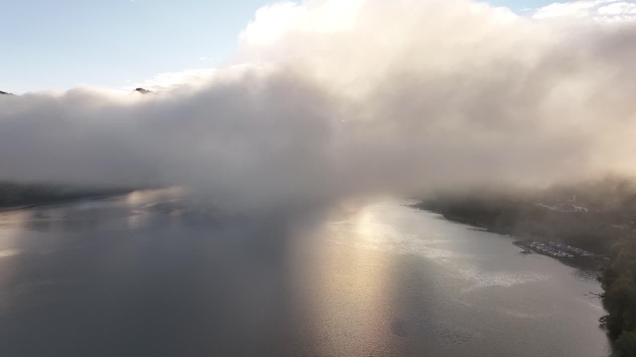 안개가 가득한 강의 해가 뜨는 곳