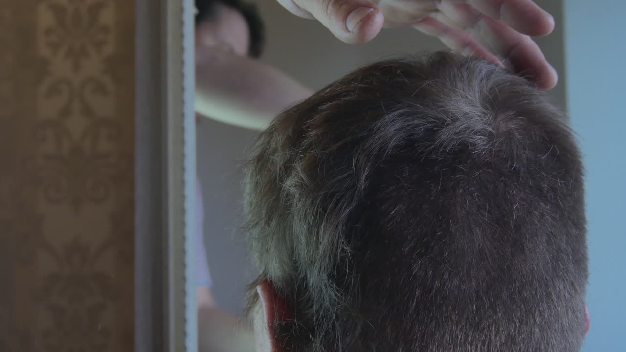 귀 위의 이발 시작. 4k 영상