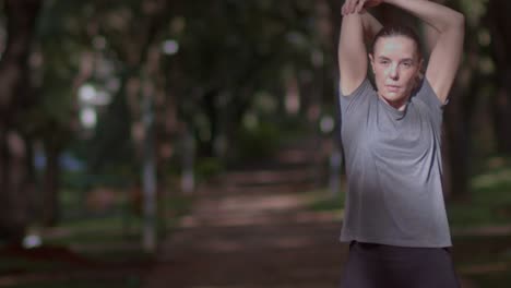 estilo de vida activo, mujer haciendo estiramiento después de correr en la naturaleza, toma de cámara lenta media