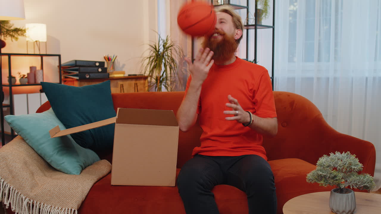 joven feliz comprador desempaque de caja de cartón entrega de paquete compras en línea compra en casa
