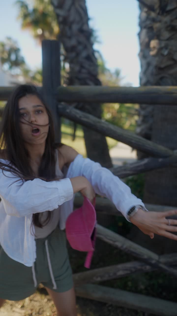 una mujer joven bailando afuera.