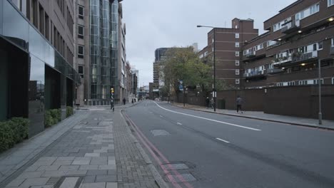 Dunkle,-Leere-Straße-Im-Zentrum-Von-London-Aufgrund-Von-Coronavirus-Sperrmaßnahmen