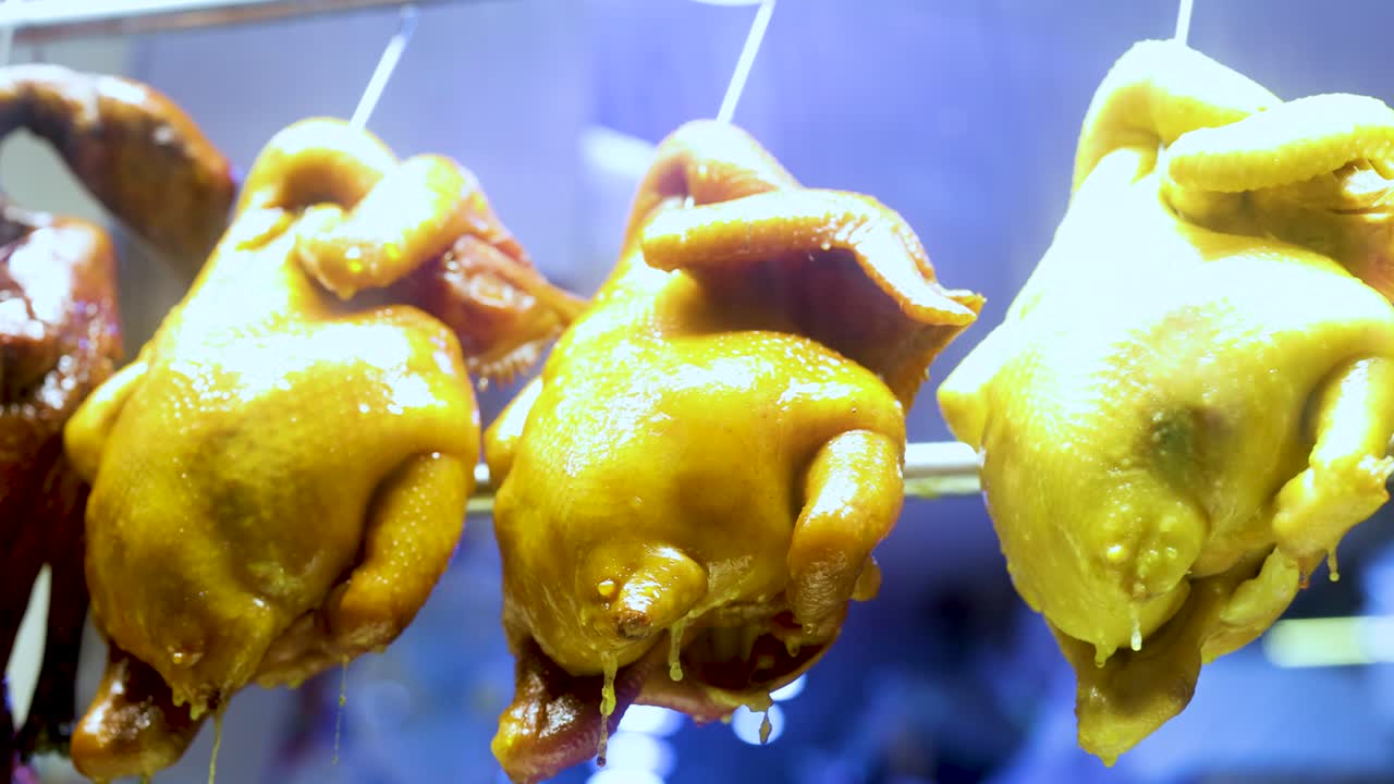 가게 에서 구운  과 오리 를 매달고 있다