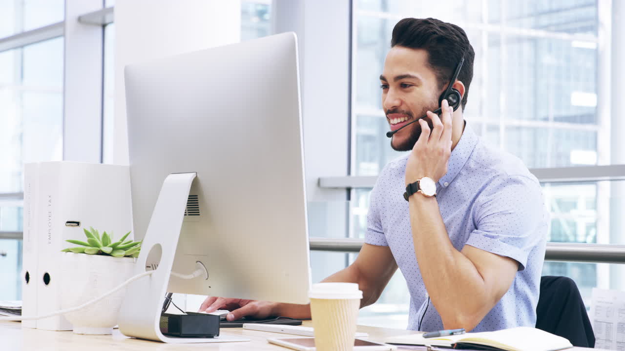 un giovane agente del call center che lavora in un ufficio