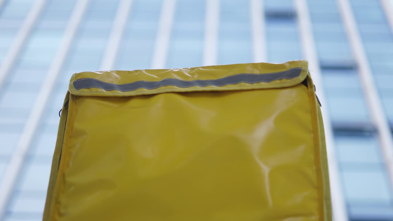 배 ⁇ 을 들고 도로를  ⁇ 고 있는 배달 남자 의 포트레이트