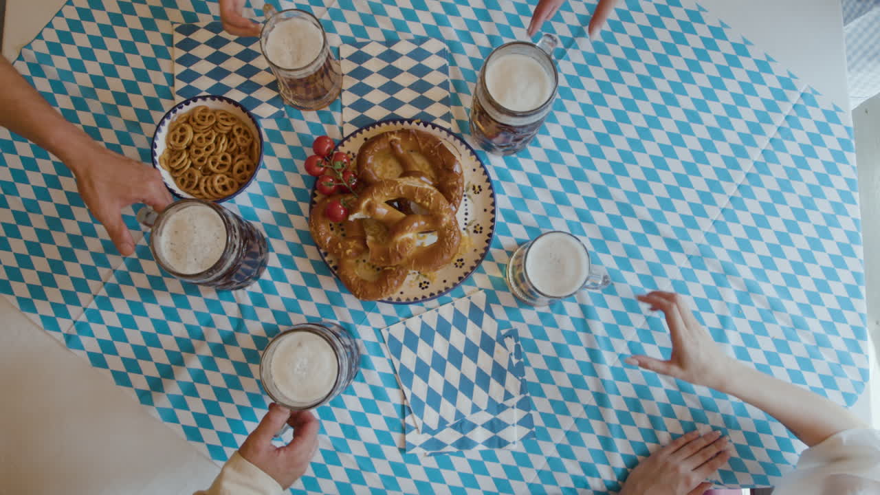 celebración de oktoberfest con cerveza y pretzels