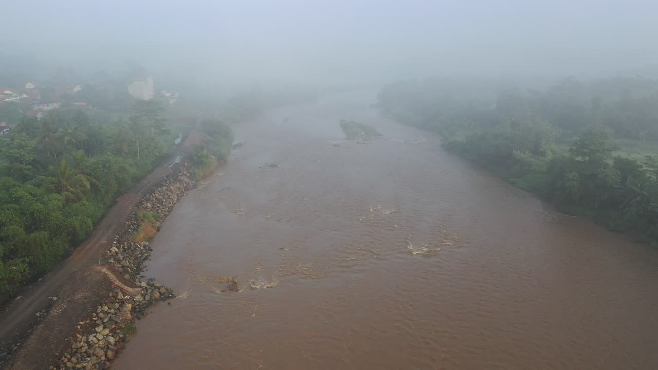푸른 계곡을 가로질러 흐르는 안개가 가득한 강