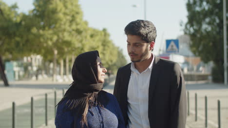 Glückliches-Muslimisches-Paar-Posiert-Draußen-Für-Ein-Video-Und-Lächelt