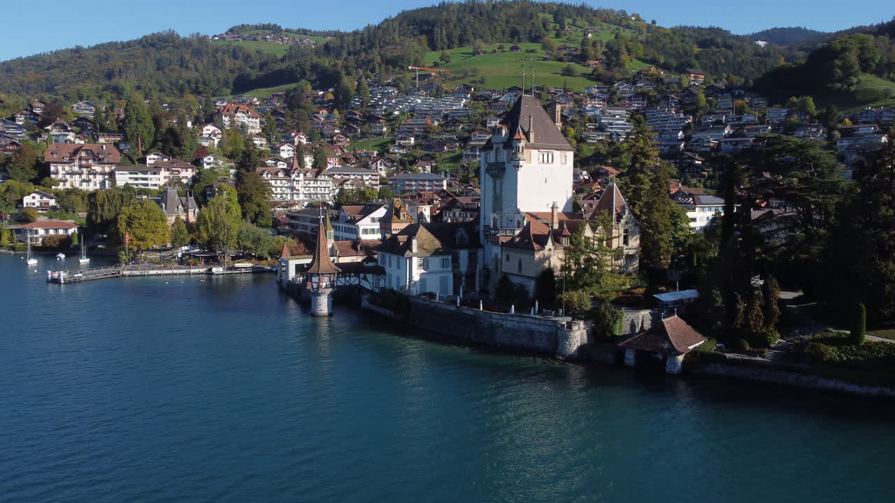 화창한 날 스위스 오버호펜 성 상공에서 환상적인 중거리 공중 발사