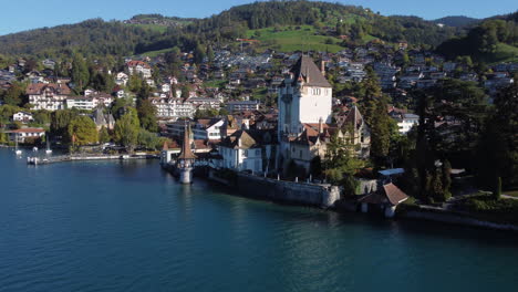 fantástica toma aérea de rango medio en órbita sobre el castillo de oberhofen en suiza en un día soleado