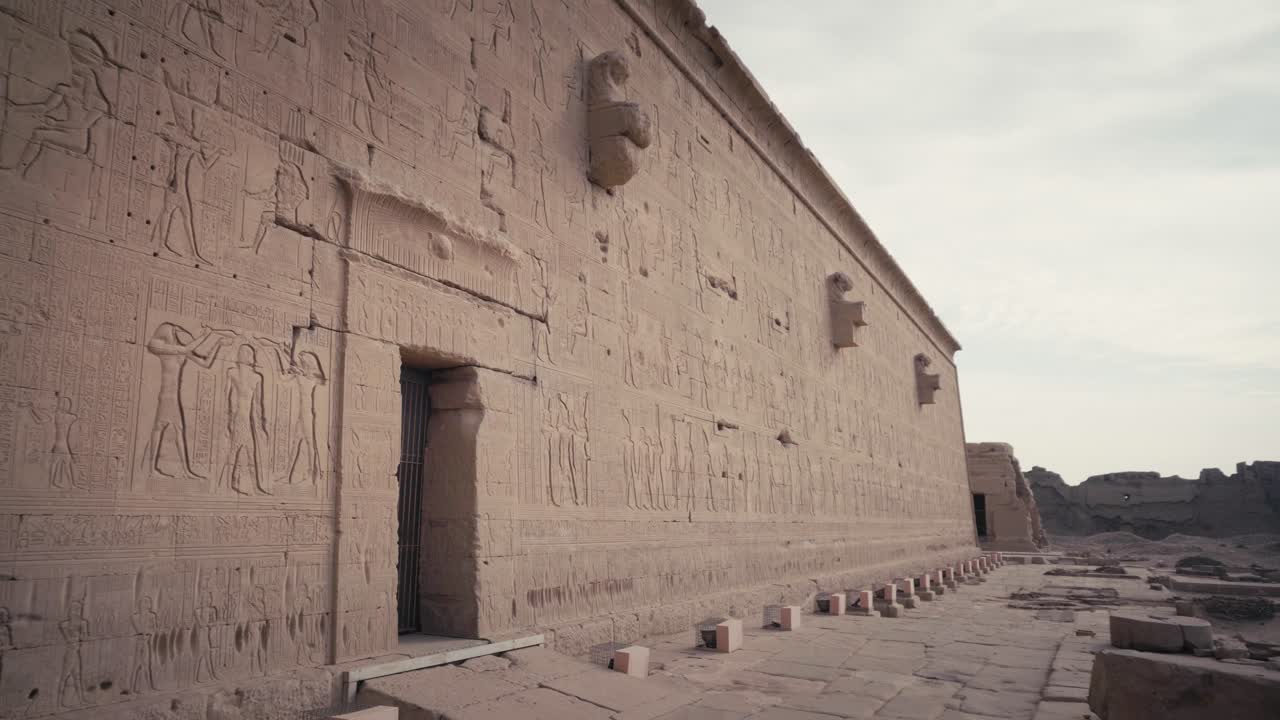 la fachada lateral del templo de hathor en dendera, egipto