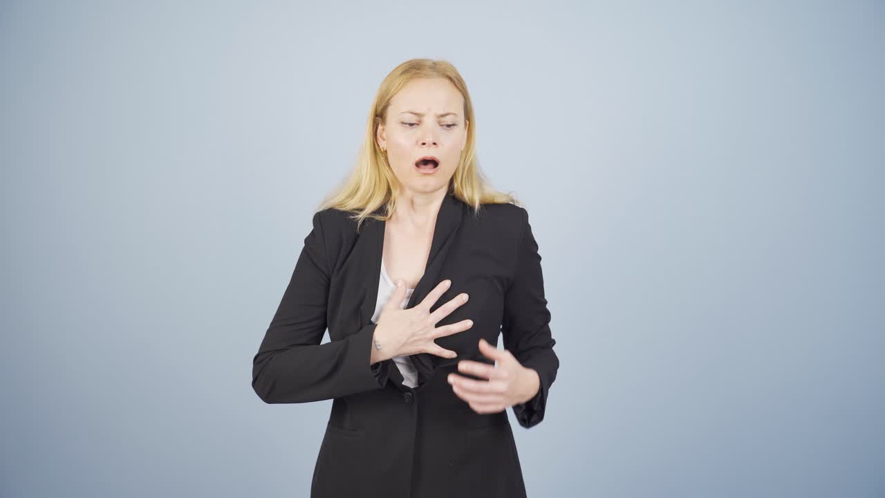 비즈니스 여자가 심장마비를  ⁇ 고 있습니다.