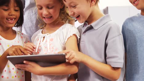 niños que usan juntos tabletas