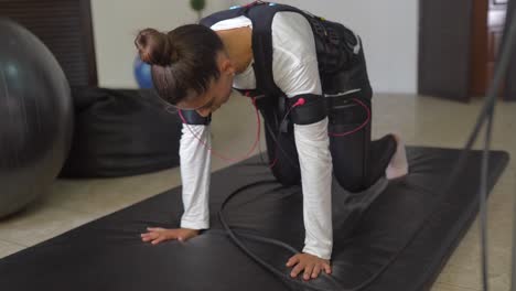 mujer realizando ejercicio de ems
