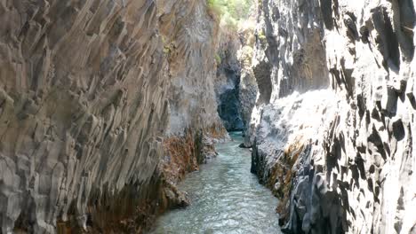 Volando-Dentro-Del-Río-Alcantara-Gore-En-Sicilia-Sin-Gente,-Drone-Volando-De-Lado