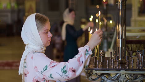 mujer en la iglesia