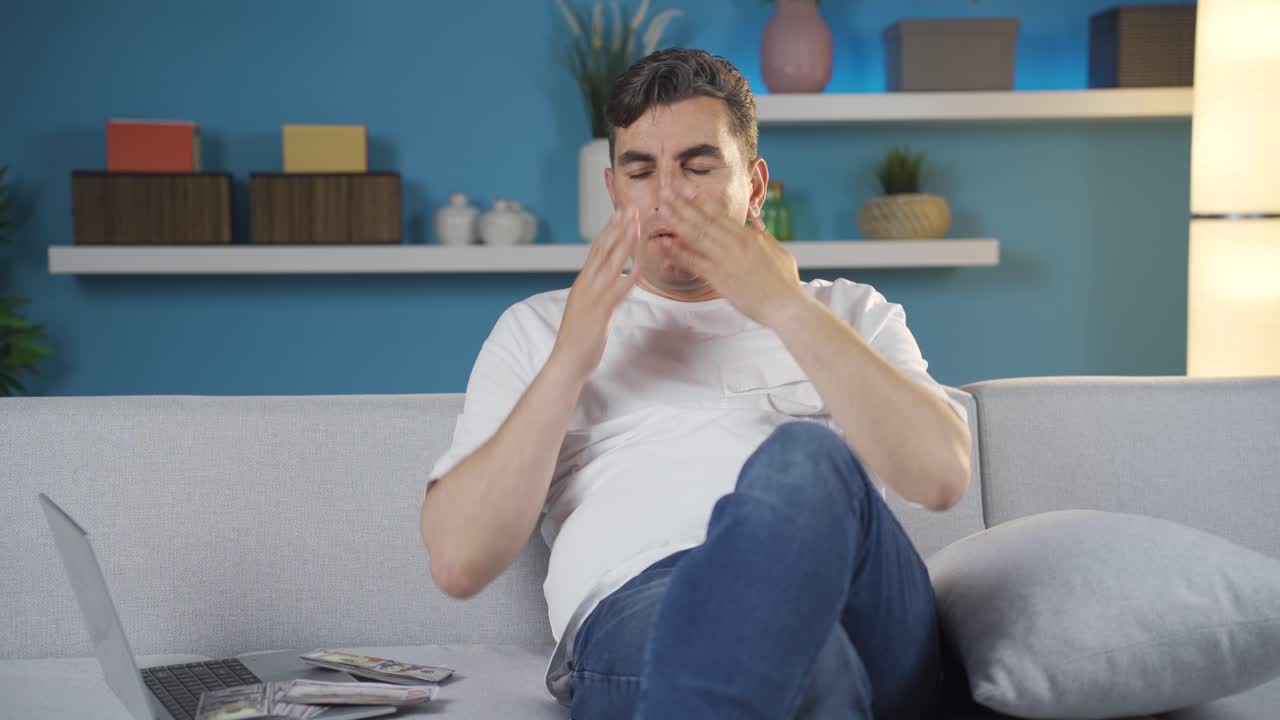 el hombre está preocupado y estresado.