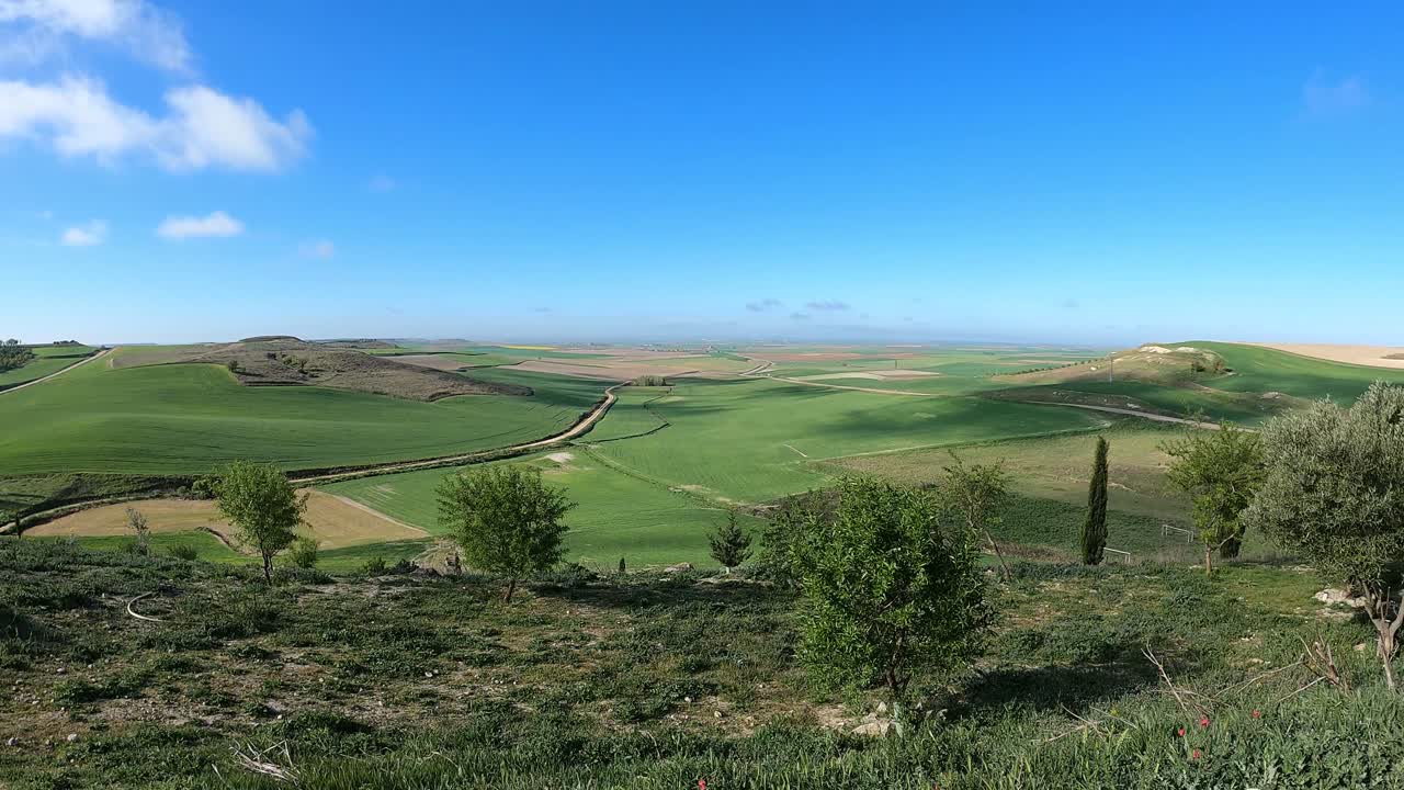 Vista panoramica sulla campagna spagnola in primavera con cielo azzurro.
