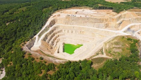 vista aérea de una cantera de piedra caliza inundada - fotografía de un avión no tripulado
