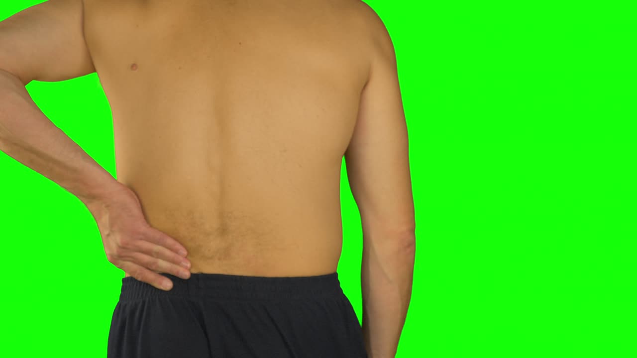 백인 백인 남자가 허리 아래를 마사지합니다. 허리 통증과 허리 문제. 골다공증.