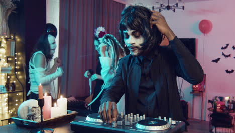 amigos en una fiesta de halloween