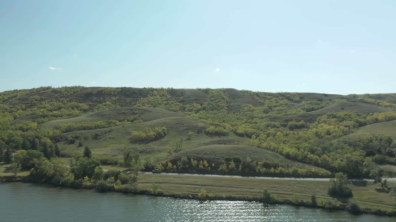vista escénica de un coche que conduce a lo largo de la orilla del lago de la libra de búfalo en el parque provincial de saskatchewan, canadá