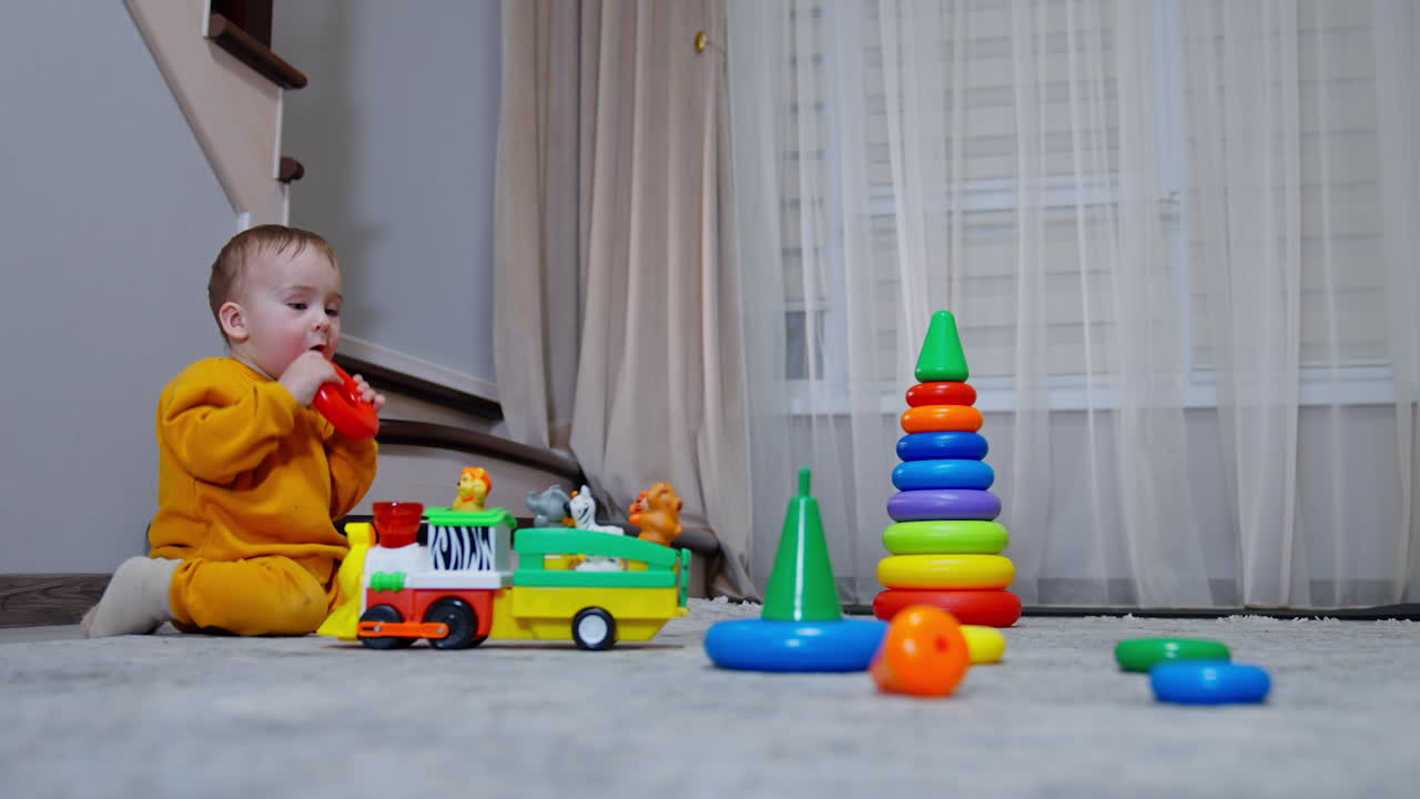 bebé jugando con juguetes