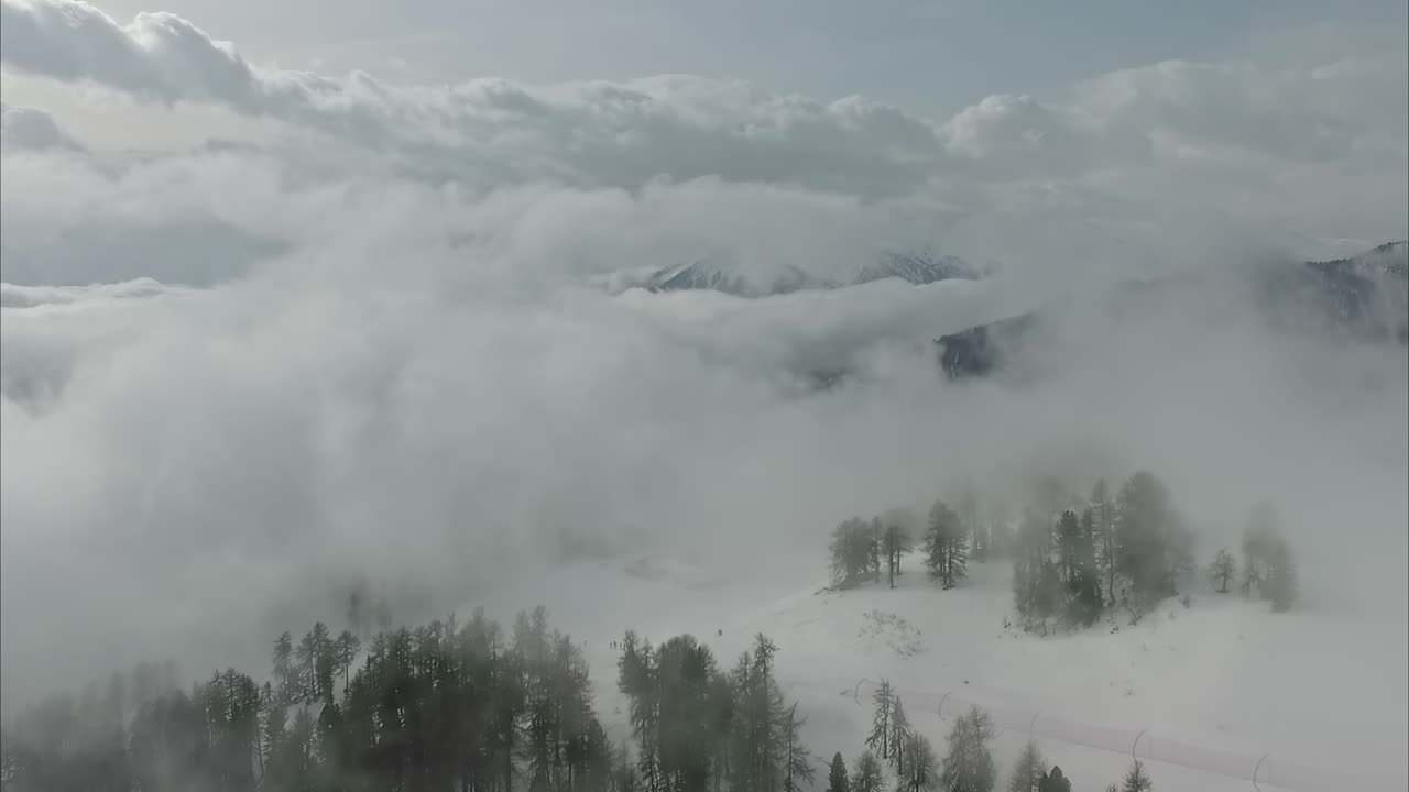 오스트리아 오스트리아의 약간 흐린 날씨에 산 위에 맑고 하얀 눈 풍경을 공중으로 찍은 것