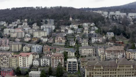 Das-Romantische-Dorf-Neuenburg-Am-Schönen-See-Während-Der-Wintersaison-In-Der-Schweizer-Alpenlandschaft,-Schweiz,-Europa