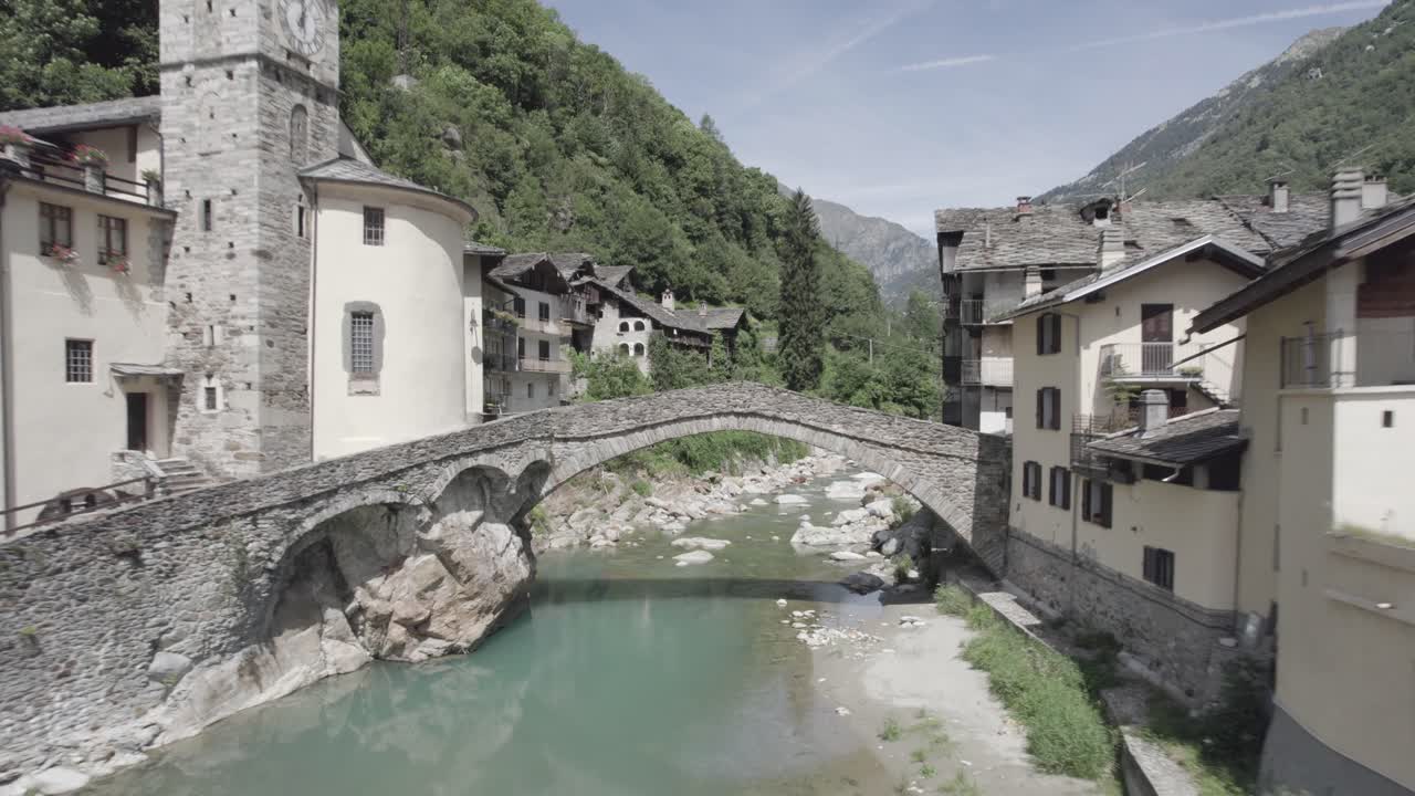 비디오 vuelo 콘 드론 pasando por debajo de un punto y acabando con vista pajaro sobre el pueblo de fontainemore